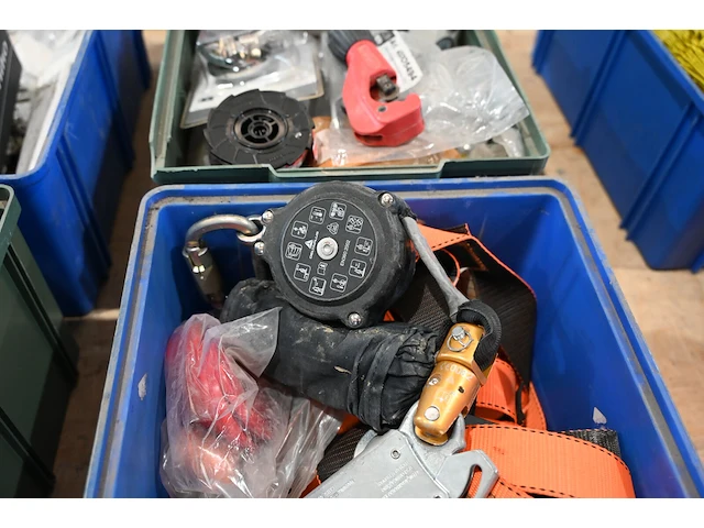 Bak diverse werkmateriaal - afbeelding 2 van  3