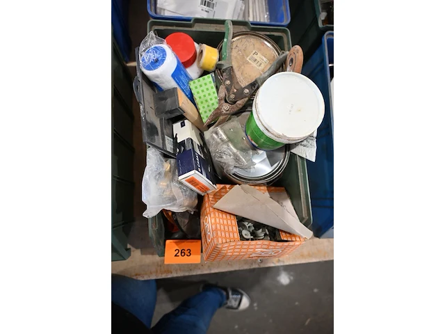 Bak diverse werkmateriaal - afbeelding 1 van  1