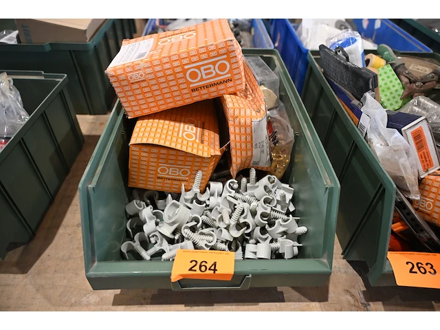 Bak diverse werkmateriaal - afbeelding 1 van  2