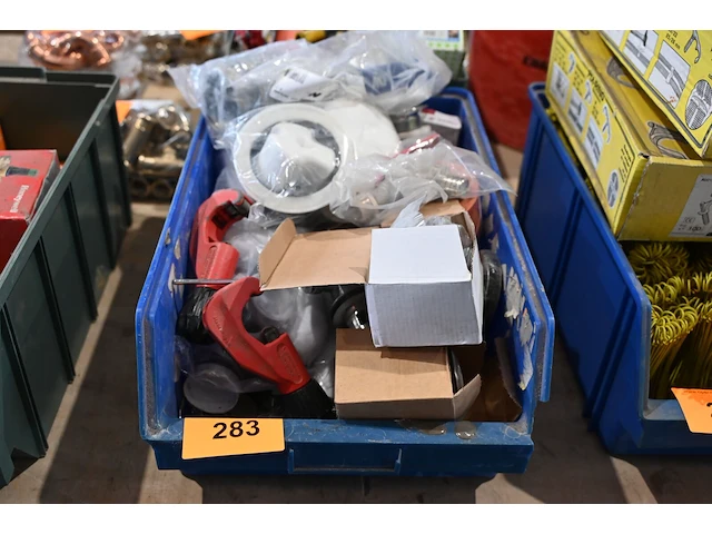 Bak diverse werkmateriaal - afbeelding 1 van  3