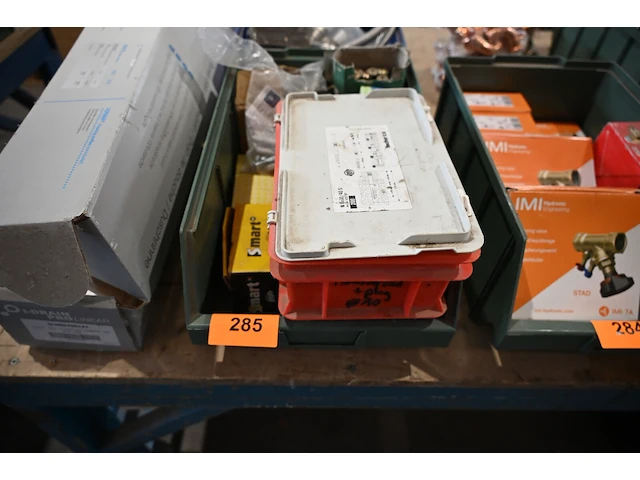 Bak diverse werkmateriaal - afbeelding 1 van  3