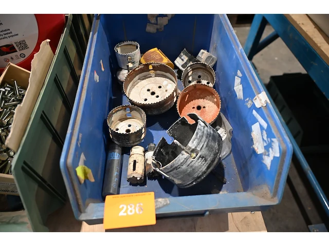 Bak diverse werkmateriaal - afbeelding 1 van  3