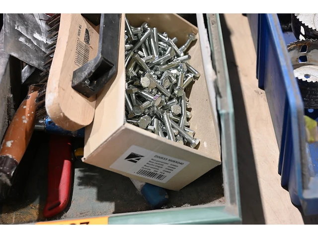 Bak diverse werkmateriaal - afbeelding 2 van  2