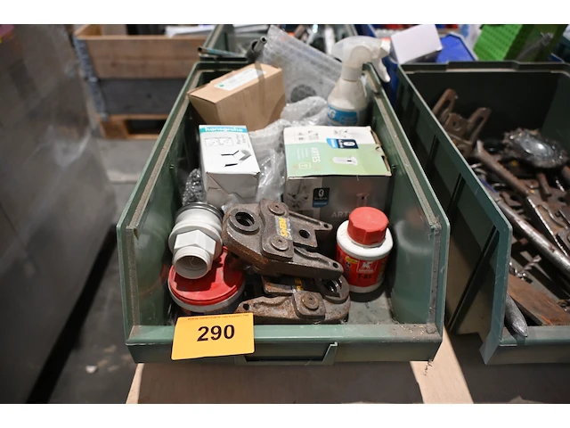 Bak diverse werkmateriaal - afbeelding 1 van  2