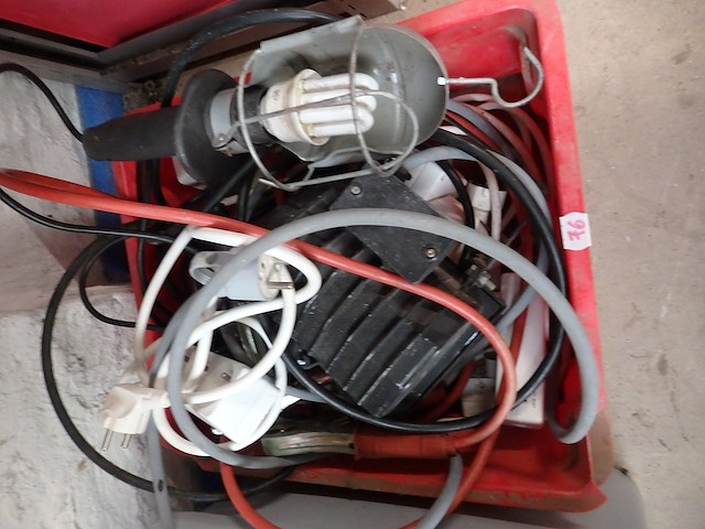 Bak electrisch materiaal met startkabels - afbeelding 1 van  1