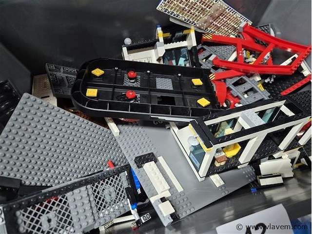 Bak gevuld met lego - afbeelding 2 van  3