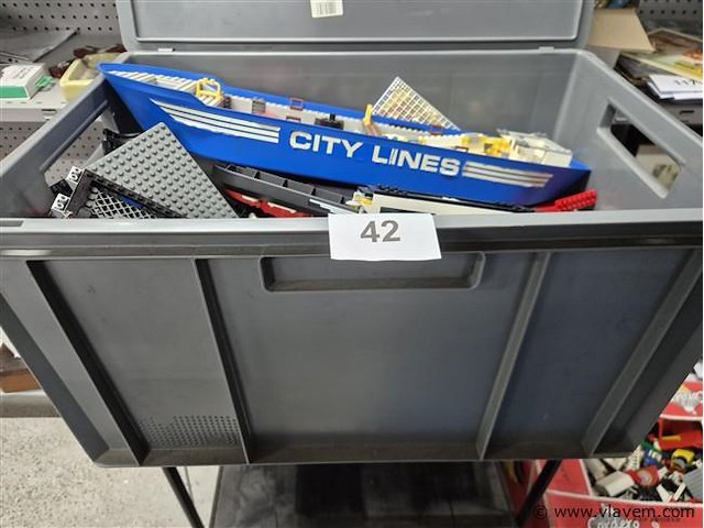 Bak gevuld met lego - afbeelding 3 van  3