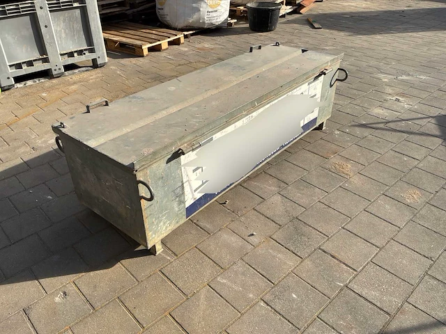 Bak kraan diverse bouwmaterialen - afbeelding 1 van  3