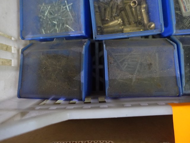 Bak met 12 bakjes vijzen, nagels e.d. - afbeelding 2 van  10