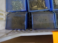 Bak met 12 bakjes vijzen, nagels e.d. - afbeelding 2 van  10