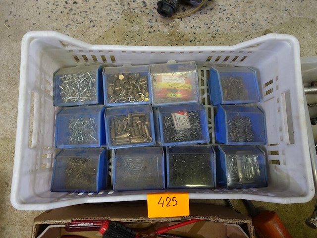 Bak met 12 bakjes vijzen, nagels e.d. - afbeelding 1 van  10