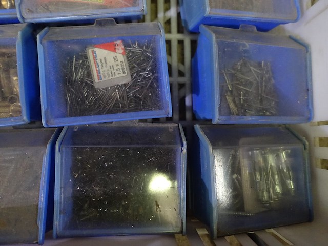 Bak met 12 bakjes vijzen, nagels e.d. - afbeelding 4 van  10