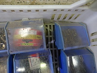 Bak met 12 bakjes vijzen, nagels e.d. - afbeelding 5 van  10