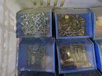 Bak met 12 bakjes vijzen, nagels e.d. - afbeelding 8 van  10