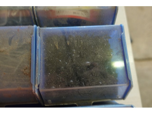 Bak met 12 bakjes vijzen, nagels e.d. - afbeelding 2 van  12