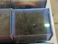 Bak met 12 bakjes vijzen, nagels e.d. - afbeelding 2 van  12