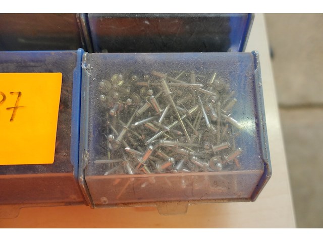 Bak met 12 bakjes vijzen, nagels e.d. - afbeelding 3 van  12