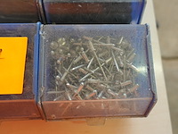 Bak met 12 bakjes vijzen, nagels e.d. - afbeelding 3 van  12