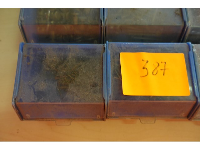 Bak met 12 bakjes vijzen, nagels e.d. - afbeelding 4 van  12