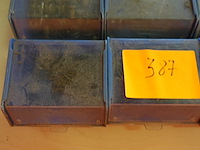 Bak met 12 bakjes vijzen, nagels e.d. - afbeelding 4 van  12