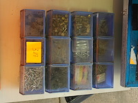 Bak met 12 bakjes vijzen, nagels e.d. - afbeelding 1 van  12