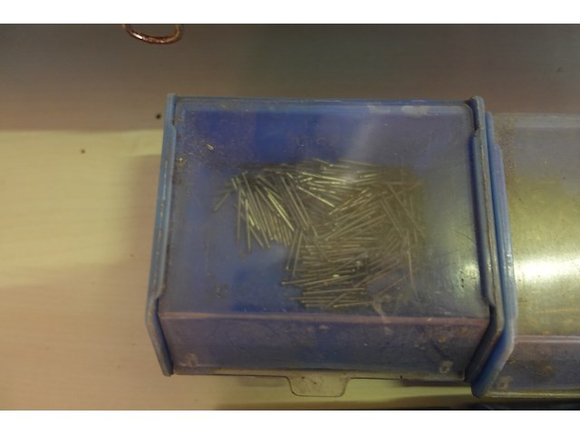 Bak met 12 bakjes vijzen, nagels e.d. - afbeelding 5 van  12