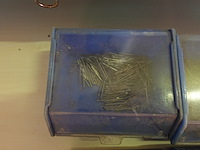 Bak met 12 bakjes vijzen, nagels e.d. - afbeelding 5 van  12