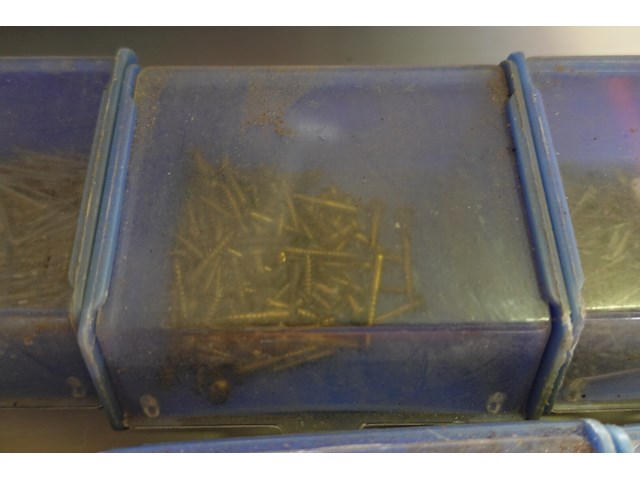 Bak met 12 bakjes vijzen, nagels e.d. - afbeelding 6 van  12