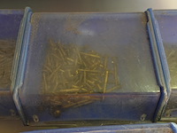 Bak met 12 bakjes vijzen, nagels e.d. - afbeelding 6 van  12