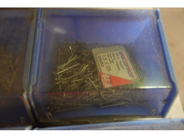 Bak met 12 bakjes vijzen, nagels e.d. - afbeelding 7 van  12