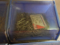 Bak met 12 bakjes vijzen, nagels e.d. - afbeelding 7 van  12