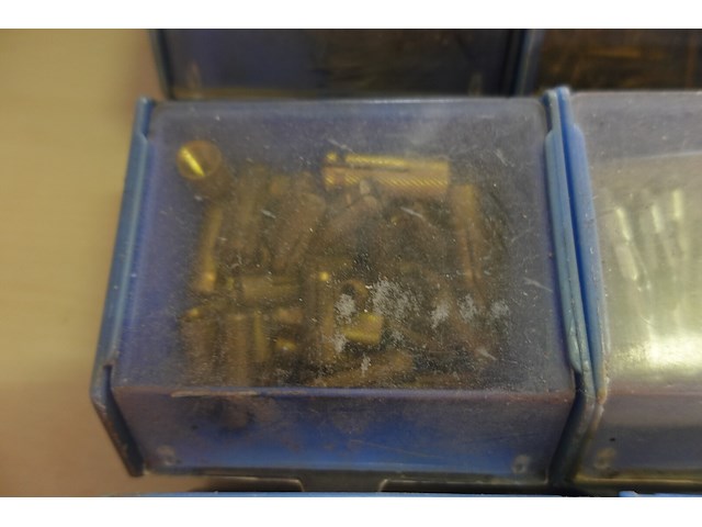 Bak met 12 bakjes vijzen, nagels e.d. - afbeelding 8 van  12