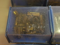 Bak met 12 bakjes vijzen, nagels e.d. - afbeelding 8 van  12