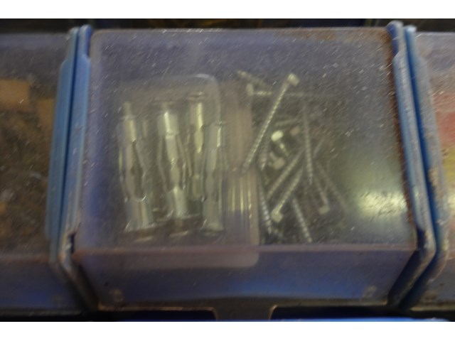 Bak met 12 bakjes vijzen, nagels e.d. - afbeelding 9 van  12