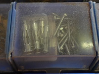 Bak met 12 bakjes vijzen, nagels e.d. - afbeelding 9 van  12