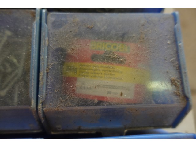 Bak met 12 bakjes vijzen, nagels e.d. - afbeelding 10 van  12