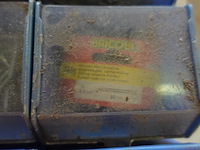 Bak met 12 bakjes vijzen, nagels e.d. - afbeelding 10 van  12