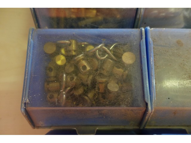 Bak met 12 bakjes vijzen, nagels e.d. - afbeelding 11 van  12