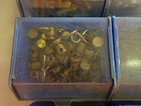 Bak met 12 bakjes vijzen, nagels e.d. - afbeelding 11 van  12