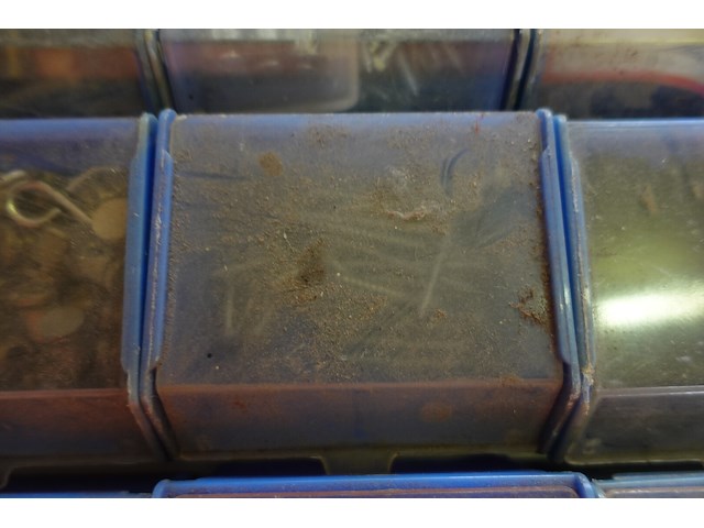 Bak met 12 bakjes vijzen, nagels e.d. - afbeelding 12 van  12