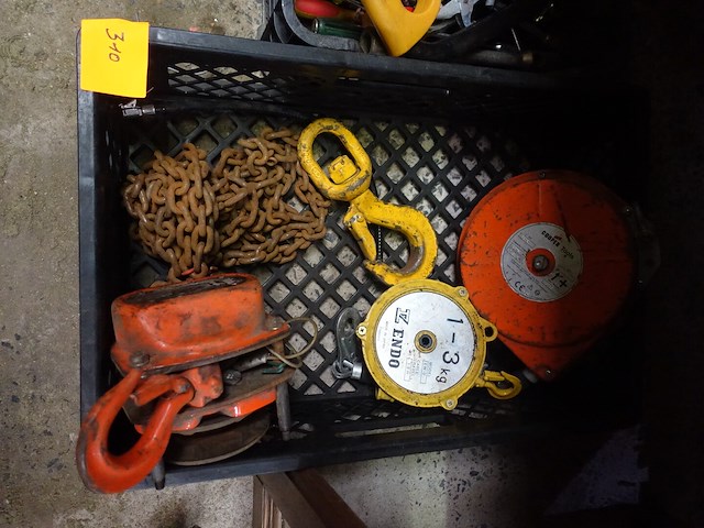 Bak met 2 veerbalansen, 1 haak, 1 kettingtakel - afbeelding 1 van  3