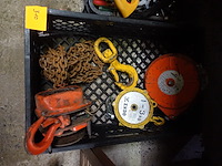 Bak met 2 veerbalansen, 1 haak, 1 kettingtakel - afbeelding 1 van  3