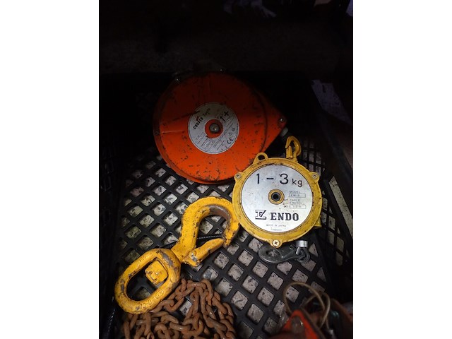 Bak met 2 veerbalansen, 1 haak, 1 kettingtakel - afbeelding 2 van  3