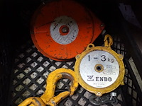 Bak met 2 veerbalansen, 1 haak, 1 kettingtakel - afbeelding 2 van  3