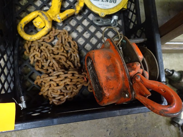 Bak met 2 veerbalansen, 1 haak, 1 kettingtakel - afbeelding 3 van  3