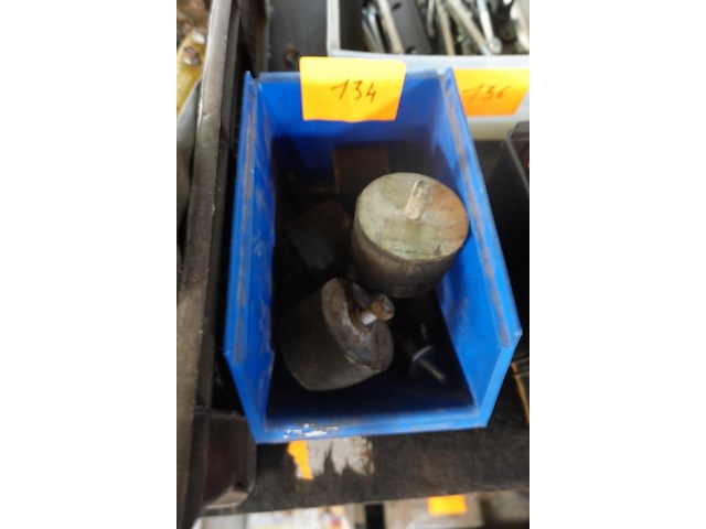 Bak met 4 grote en 4 kleine motorenrubbers - afbeelding 1 van  2