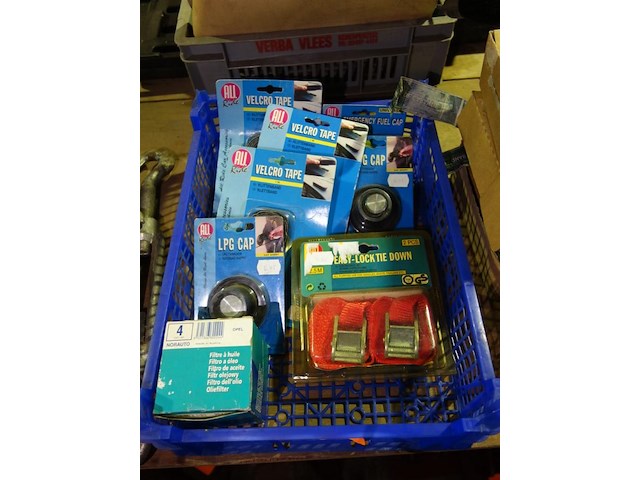 Bak met autoaccessoires - afbeelding 1 van  1