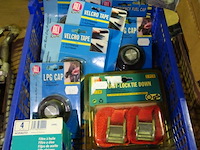 Bak met autoaccessoires - afbeelding 1 van  1