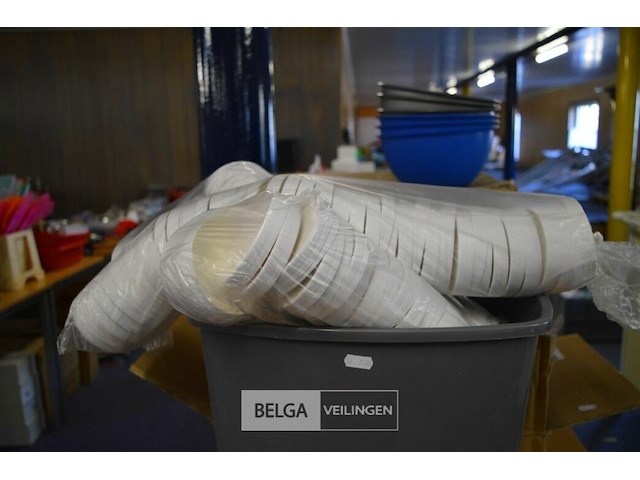 Bak met bekers en deksels - afbeelding 2 van  2