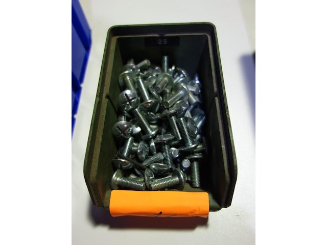 Bak met bouten met kruisvormige uitsparing - afbeelding 1 van  1